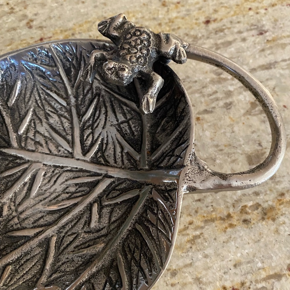 🔥 Metal frog & leaves design dish - Picture 4 of 5